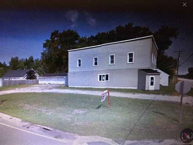 4130 Clover Rd unit B, Manitowoc, WI 54220 - photo 2