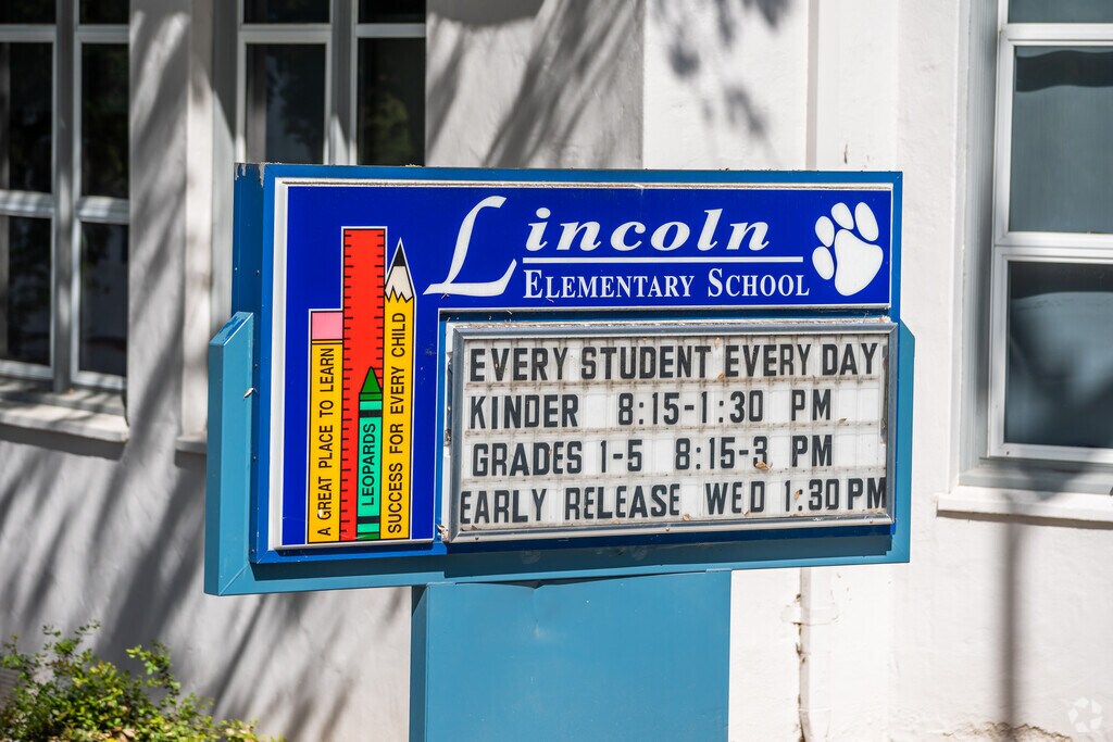 Lincoln Elementary provides the daily schedule for its students.