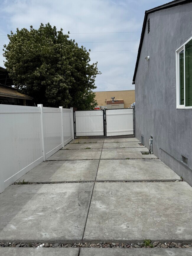 6716 Etiwanda Ave, Reseda, CA 91335