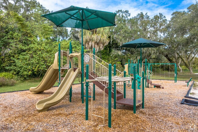Fuller Heights has few recreational spaces, but its namesake park offers sports courts, a playground and an open field surrounded by large trees draped with moss.