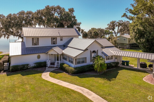 Luxury style lakefront ranch sitting on Lake Weir at Ocklawaha, Fl.