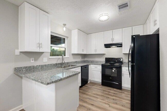 9806 Thrush St, La Porte, TX 77571 - photo 5