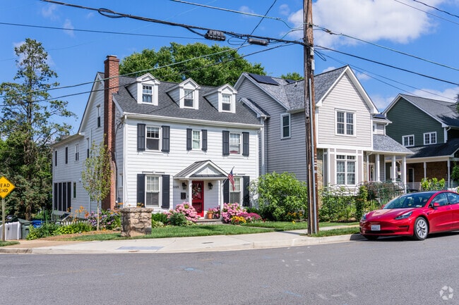 Well landscaped colonial homes in Highland Park/Overlee Knolls.