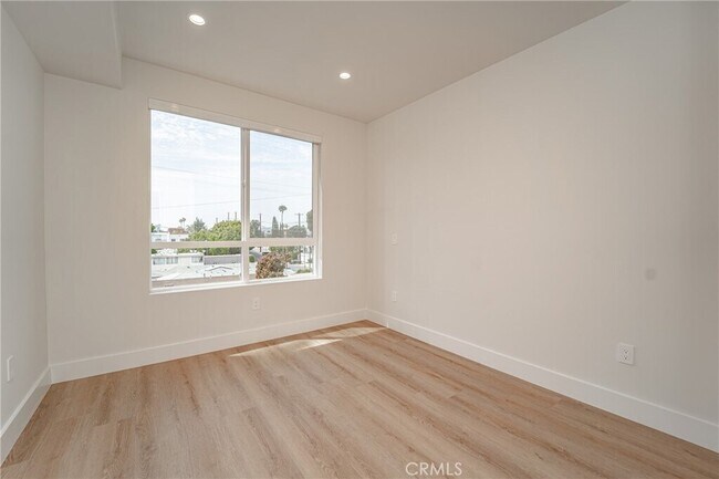 2828 London St, Los Angeles, CA 90026 - photo 6