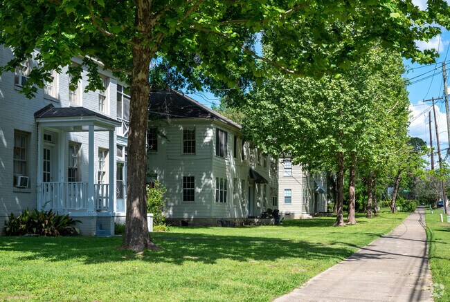 Montgomery Alabama, Old Cloverdale Historic District has lots of College Living