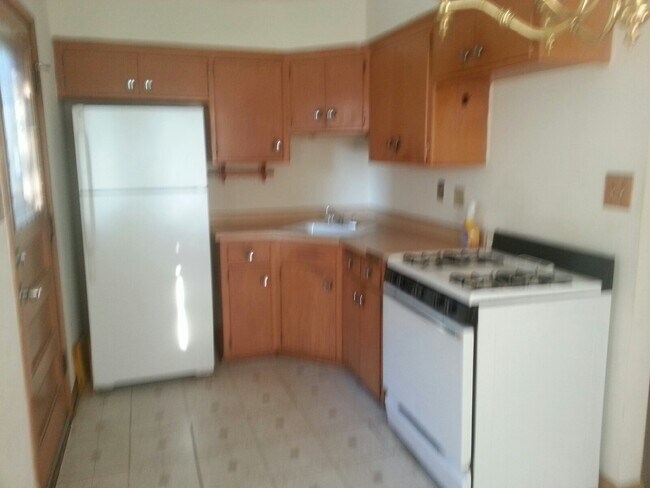 2390 S 92nd St unit 3, West Allis, WI 53227 - photo 2