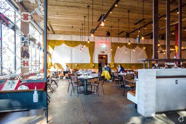 Meet up with friends on your lunch at one of the many Lansdowne restaurants.