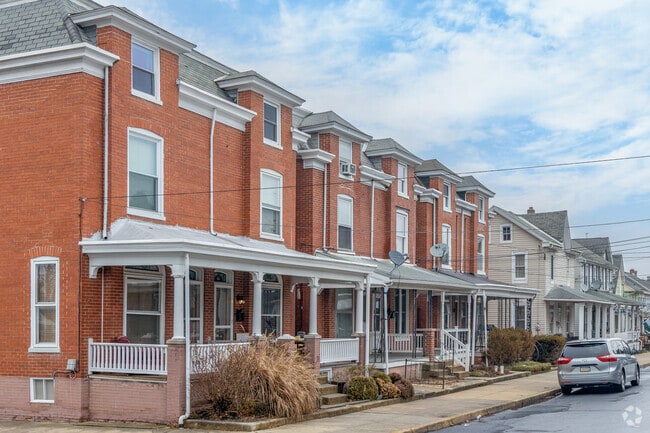 Duplexes and brick townhouses line the main thoroughfares of Ephrata.