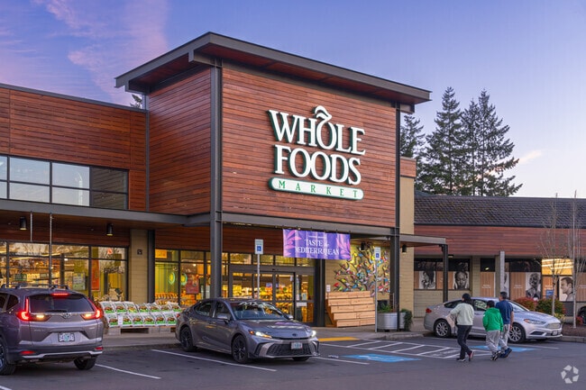 The Greenway Town Center is only a few minutes from most homes in Englewood Park and features a Whole Foods for convenient groceries.