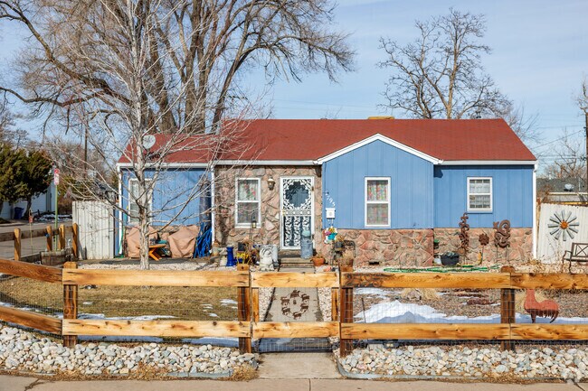 Single-family homes in Valverde come in a large variety of sizes and colors.