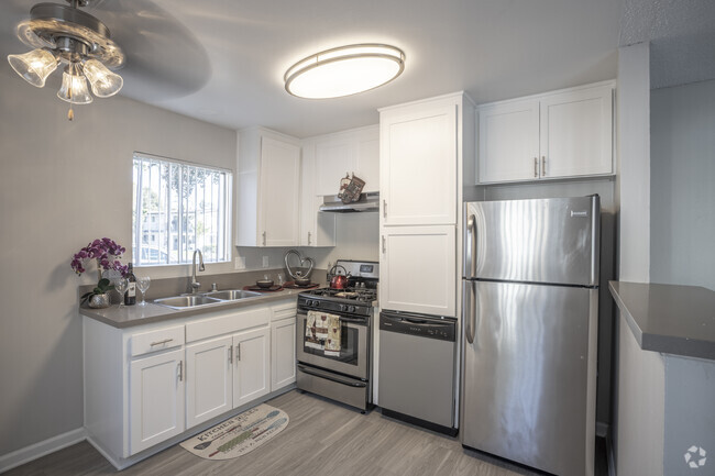 2 BR, 2 BA- 950 SF