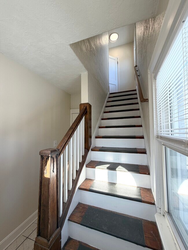 2458 Duck Creek Rd unit Floor 2, Cincinnati, OH 45212 - photo 3