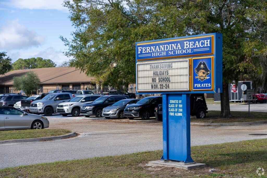 The entrance of the Fernandina Beach High School.
