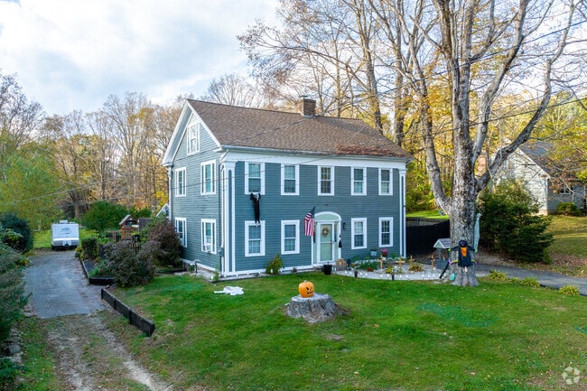 This charming Colonial-style home in Wales is festively decorated!