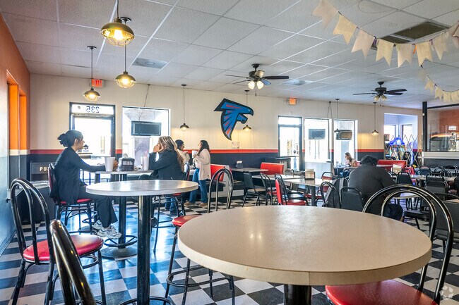 Fatte Albert's Pizza is popular for lunch and dinner in Coalinga.