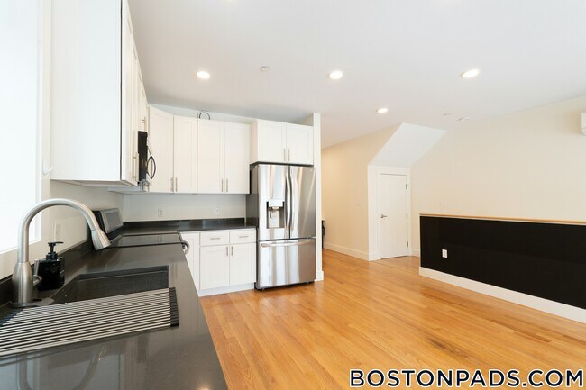 36-38-38 Colonial Ave unit 38-1, Boston, MA 02124 - photo 2