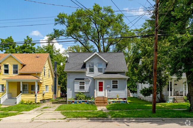 Smaller bungalows with contemporary styling are another option for residents of East Jackson.