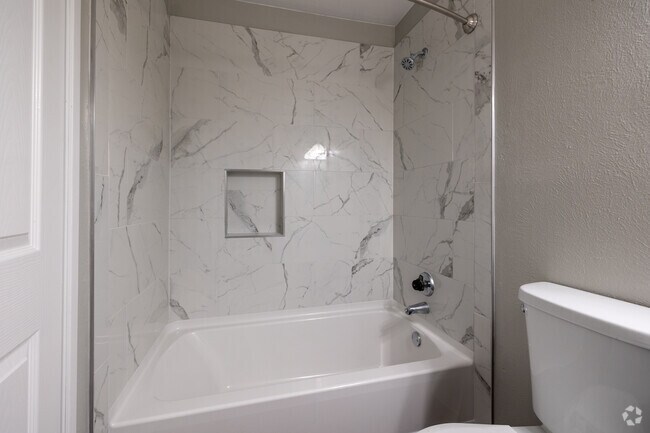 3BR, 2BA - 1,250SF - Bathroom