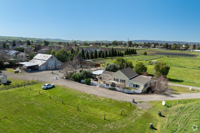 Pruett Farms Winery is a hidden gem, perfect for wine lovers and nature enthusiasts alike.