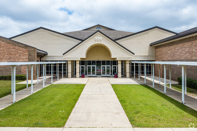 Calloway-Smith Middle School has a student-teacher ratio of 16:1.