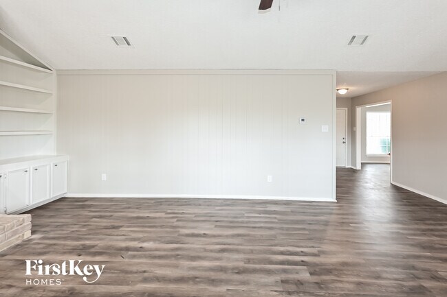 8222 Streamside Dr, Houston, TX 77088 - photo 4