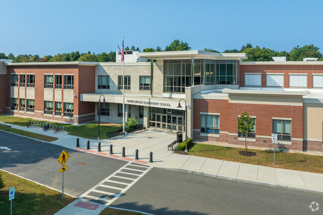 The student population of Harris Chapin Street Elementary is 619 and the school serves 2-5.