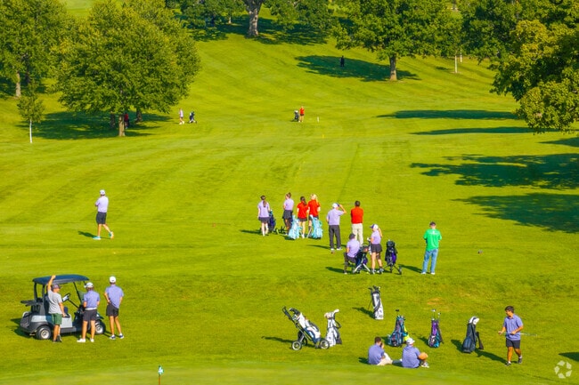 Sinnissippi Golf Course has youth leagues for parents and kids to enjoy.