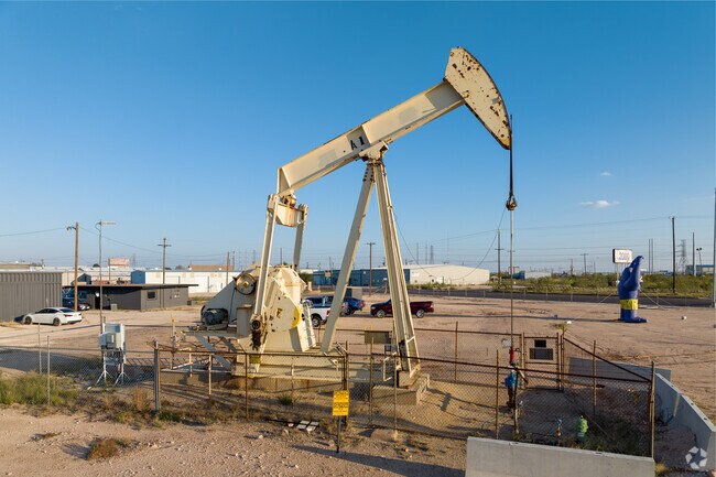 Driving by Del Rio you can see oil rigs by the road.