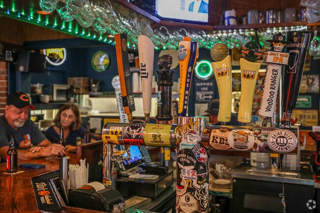 Dicky's 21 Taps serves a variety of draft beers and cocktails to the people of New Glenwood.