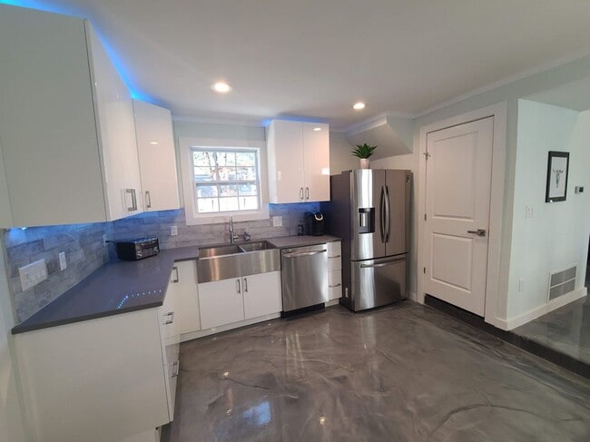 372 Plum St, Bastrop, TX 78602 - photo 4