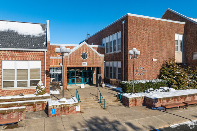 The student-teacher ratio at Cecilton Elementary School is 14 to 1.