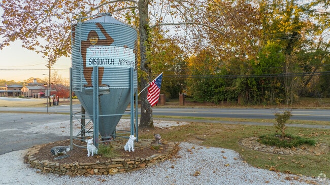 Many restaurants in Bowdon are owned by locals and loved by the community, such as Smokin' Pig.