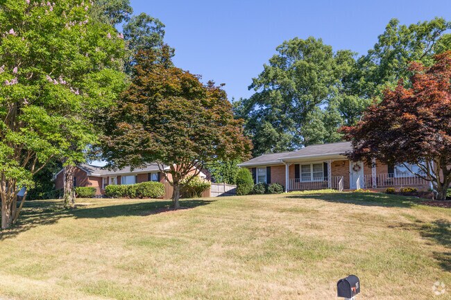 Ranch Style homes in Greater Deyerle have several variations including the split ranch.