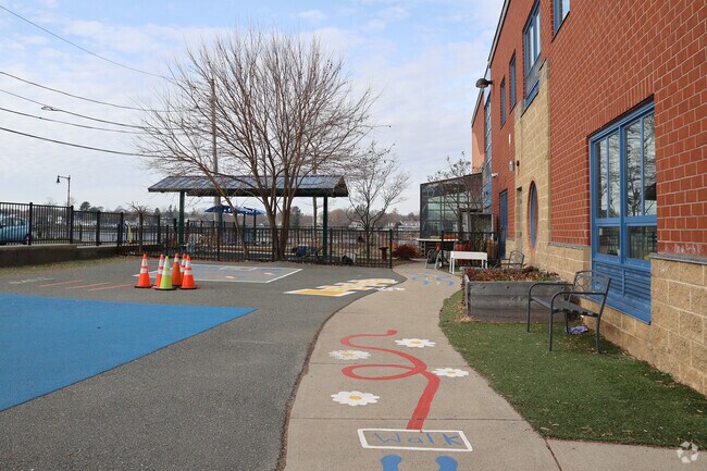 Carlton Elementary School provides education in the neighborhood of Salem.