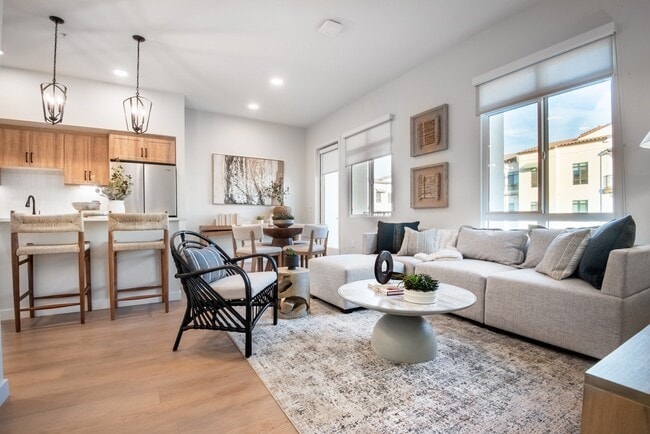 1BR, 1BA - 682SF - Living Room/Dining Room