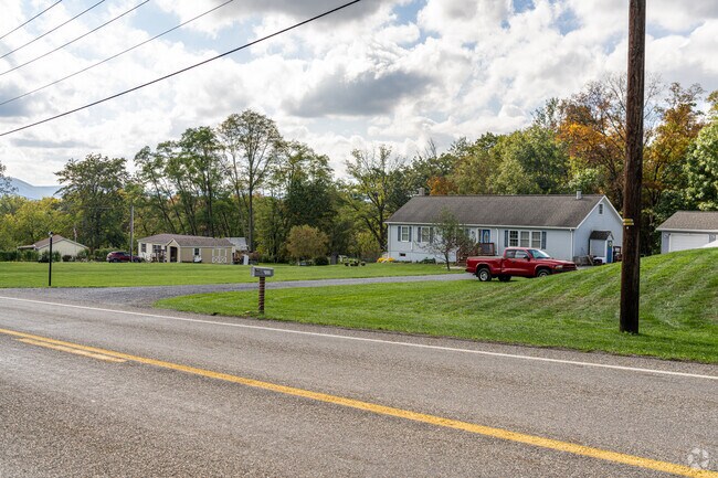 Ranch homes are common along many roads through Bastress.