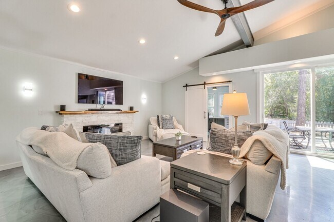 372 Plum St, Bastrop, TX 78602 - photo 5