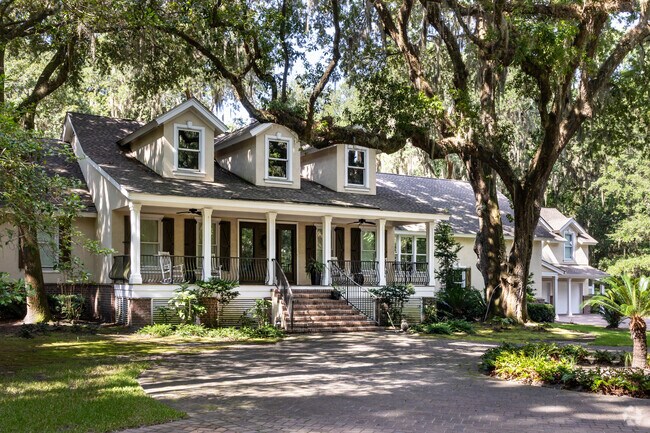 Lowcountry estates can be found on the Equestrian side of Rose Hill Plantation.