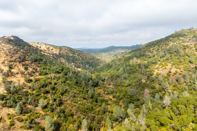 Trails at Stockton Creek offer scenic views near Mariposa.