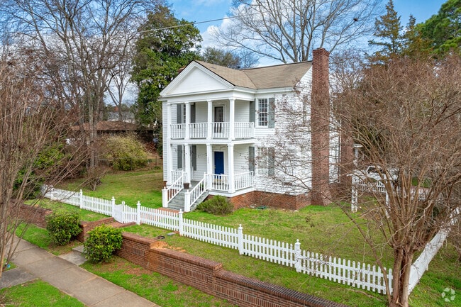 The city of Milledgeville is home to many historic homes.