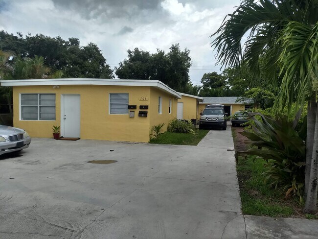 706 SW 4 TER.