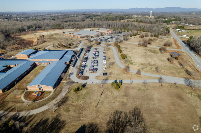 Context view of Lyman Elementary School