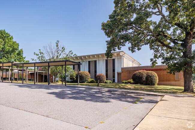 Students at Oak Grove Elementary School attend grades Kindergarten through 5th.