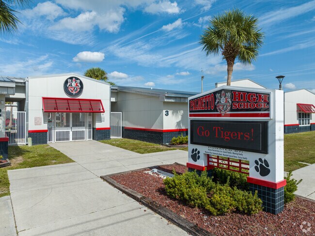 Palmetto High School educates 1,984 students of Manatee County.