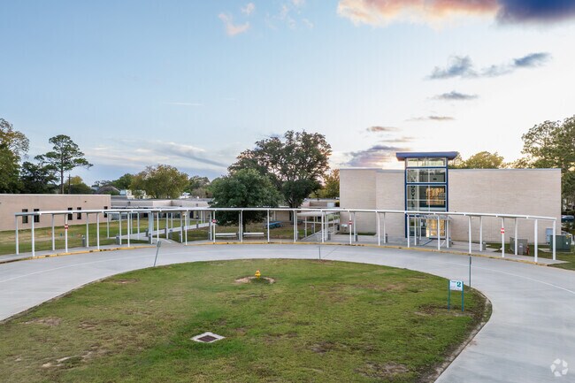 Woodvale Elementary School has an overall Niche score of A minus.