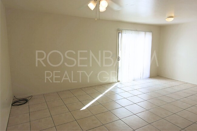 13211 S Kin Cir unit C, Arizona City, AZ 85123 - photo 2