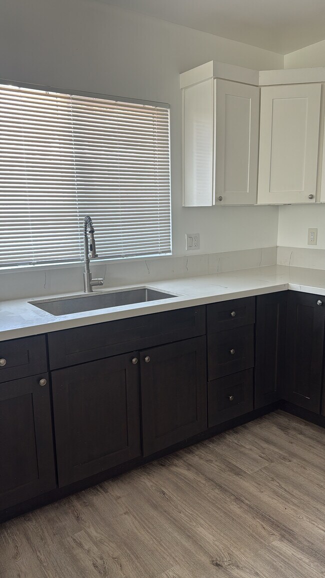 4606 S Normandie Ave unit Bottom 2, Los Angeles, CA 90037 - photo 2