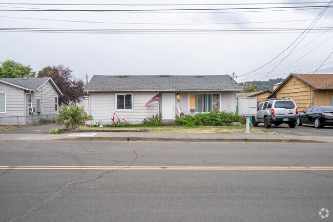 West Avenue's 1950 built homes: A blend of history and charm in Roseburg, Oregon.