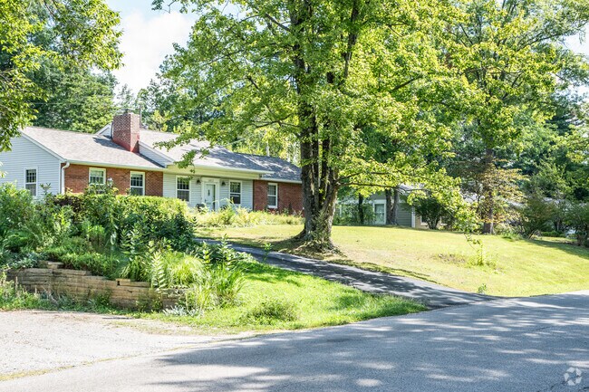 Ranch and traditional style homes are common in Covenanter.