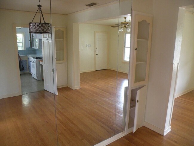 241 W Norwood Ct unit 2, San Antonio, TX 78212 - photo 2
